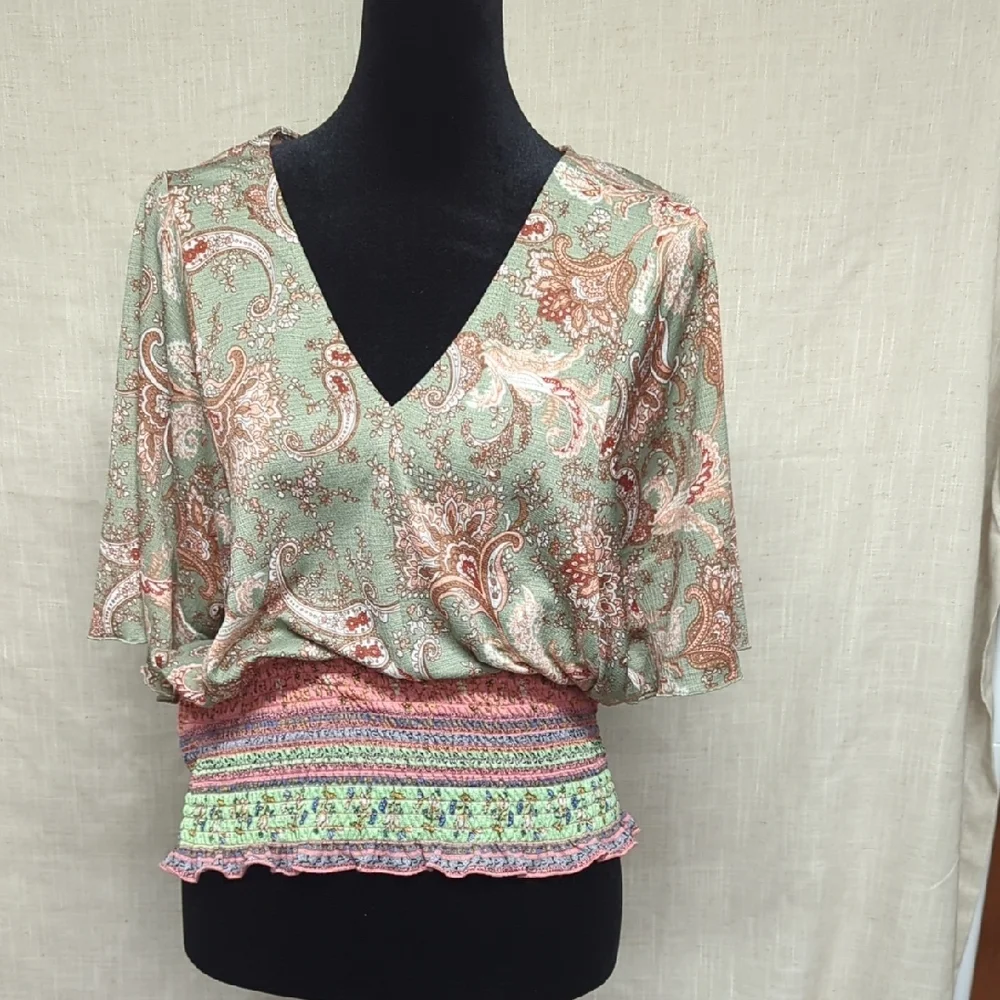 MELLODAY Relaxed Green and Pink Short Sleeve Blouse - Picture 1 of 9